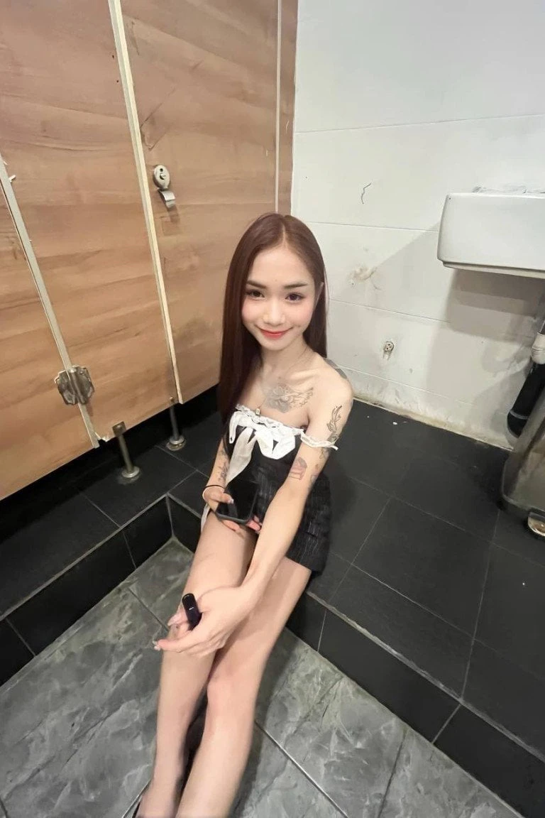 คิวว่าง สาวสองตัวเล็ก