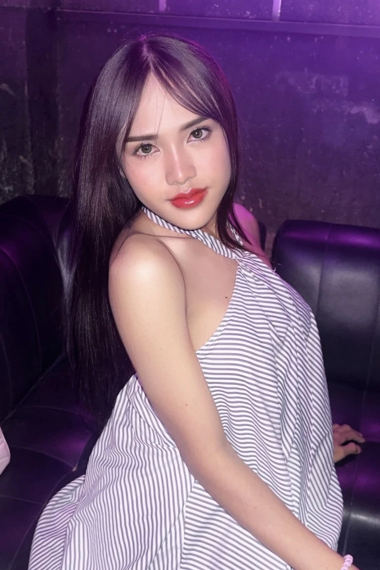 พลอยสาวเสียบ